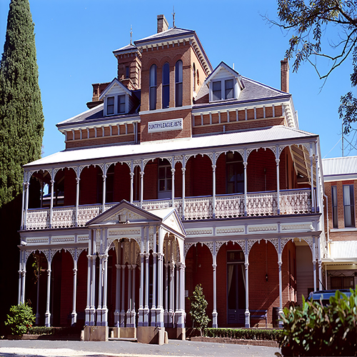 Duntryleague golf club guesthouse Orange NSW author by Tinny186 CC BY SA 4 resized to 500x500